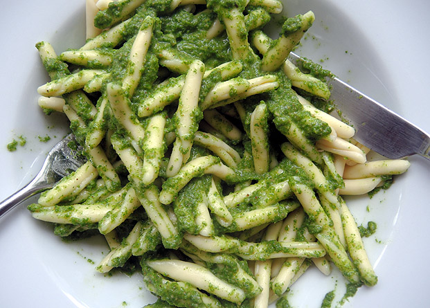 Brennessel-Pesto – nettle pesto – pesto d’urtica – kuechenkitchen