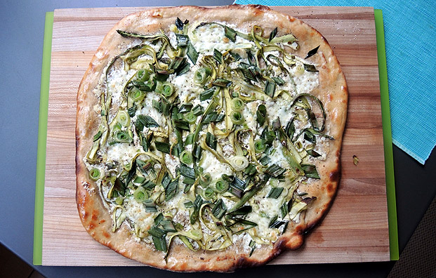 Pizza mit grünem Spargel – pizza con asparagi – kuechenkitchen